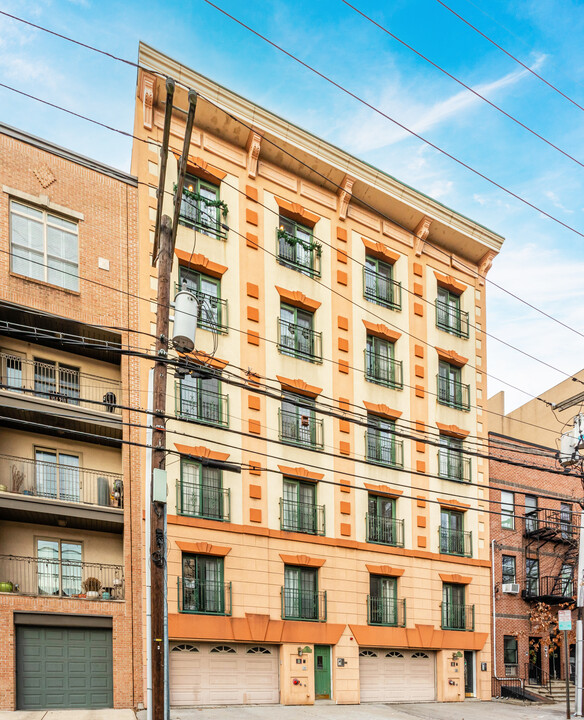 208 Jackson St in Hoboken, NJ - Foto de edificio