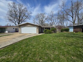 1910 Golden Dr in Bloomington, IL - Building Photo
