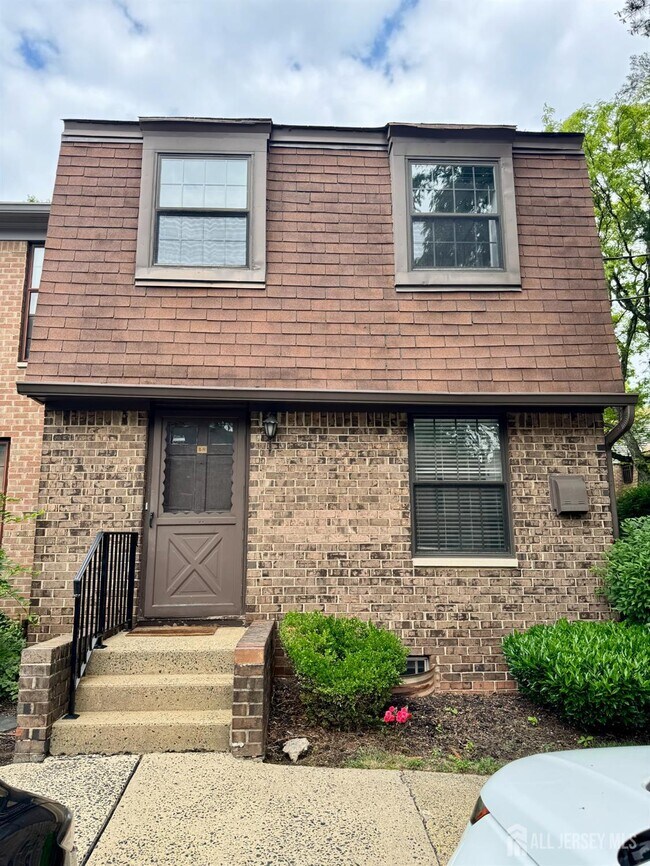 323 Gill Ln in Iselin, NJ - Building Photo - Building Photo