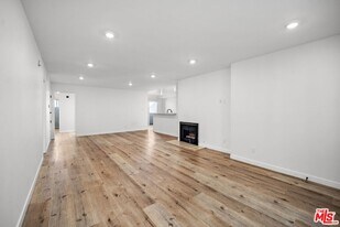 1650 S Bentley Ave, Unit 302 in Los Angeles, CA - Building Photo