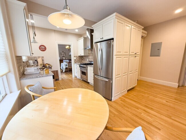 28 Marshal St, Unit 3 in Brookline, MA - Building Photo - Building Photo