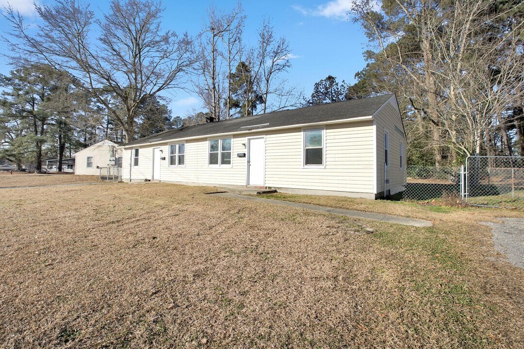 1203 Davis St in Jacksonville, NC - Building Photo