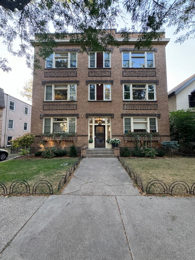 2536 DuPont Ave S, Unit 304 in Minneapolis, MN - Foto de edificio - Building Photo