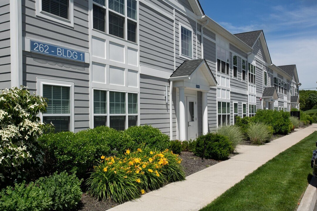262 Indian Head Rd in Kings Park, NY - Building Photo