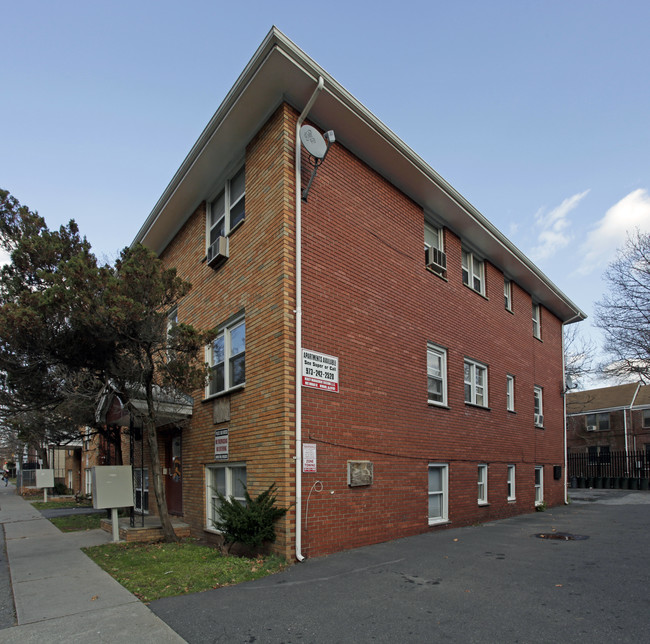 828 Grove St in Irvington, NJ - Foto de edificio - Building Photo