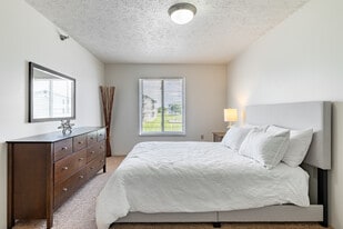 Woodbury Estates Apartments in Adrian, MI - Building Photo