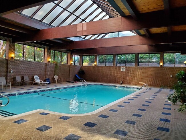 48 Forest St in Medford, MA - Foto de edificio - Building Photo