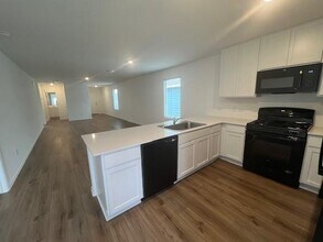 2215 Cyclone Dr in Lockhart, TX - Building Photo - Building Photo