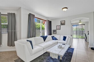 15385 SW 93rd Ln in Miami, FL - Foto de edificio - Building Photo