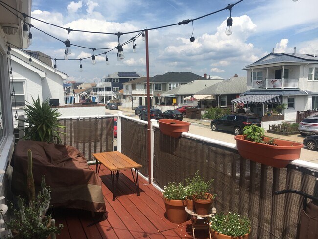 61 Indiana Ave, Unit upper