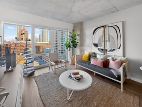 167 N Desplaines St, Unit 611 in Chicago, IL - Foto de edificio - Building Photo