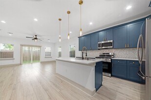 837 W Little York Rd in Houston, TX - Building Photo