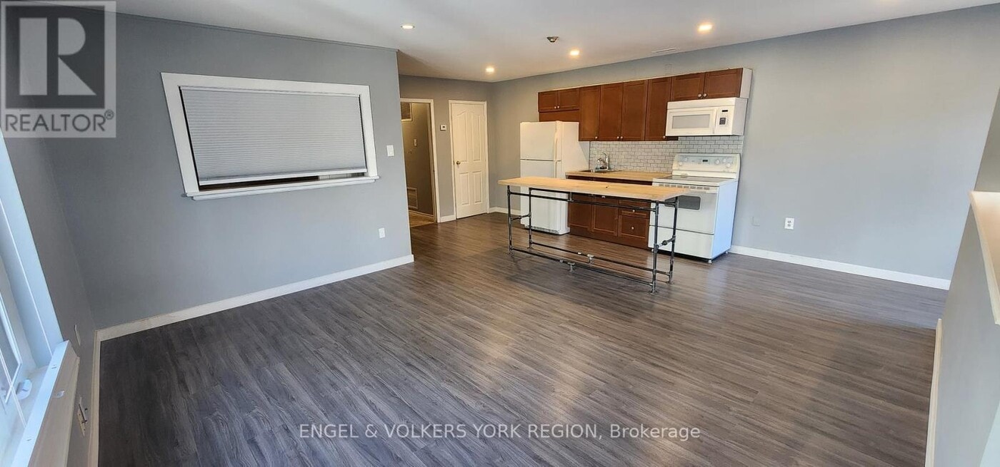 6 Queen St in Innisfil, ON - Building Photo