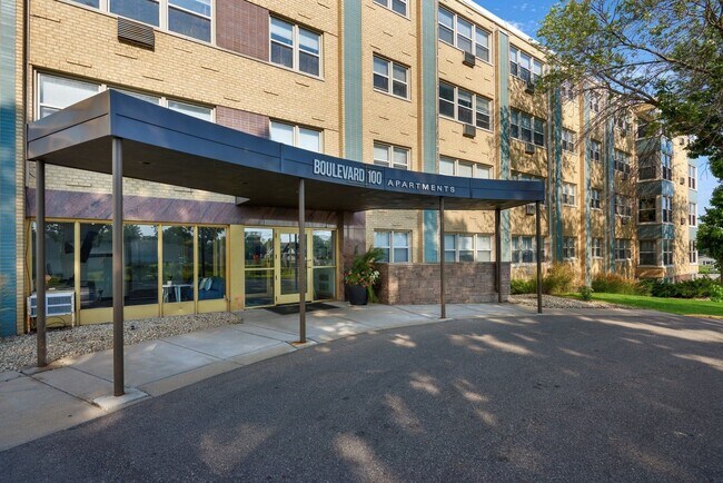 BLVD 100 in St. Louis Park, MN - Foto de edificio - Interior Photo