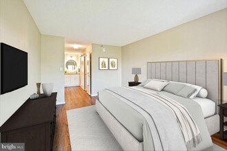 15101 Interlachen Dr in Silver Spring, MD - Foto de edificio - Building Photo