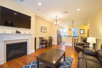 8 Gates St, Unit 1 in Boston, MA - Foto de edificio - Building Photo