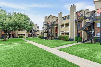 Fox Bend Apartments in Garland, TX - Building Photo - Building Photo