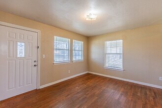 215 Legion Dr W in Converse, TX - Building Photo - Building Photo