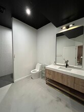 77 W 3rd St, Unit 203 in Winona, MN - Foto de edificio - Building Photo