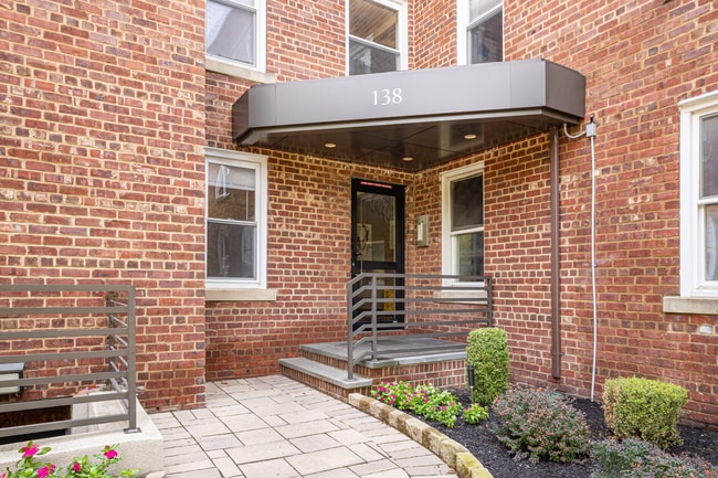 Highland Montgomery in Highland Park, NJ - Foto de edificio - Building Photo