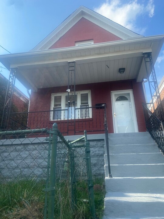 78 Highland Ave in Mckees Rocks, PA - Building Photo