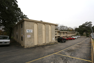 Lindsay Oaks Apartments in San Marcos, TX - Building Photo - Building Photo