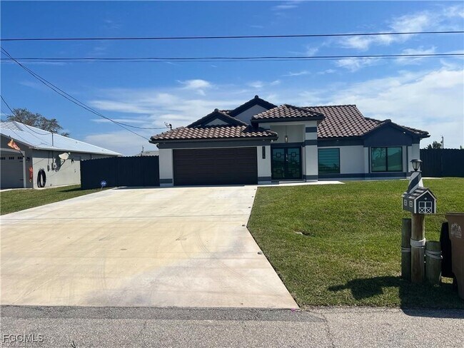 1215 NW 38th Ave in Cape Coral, FL - Building Photo - Building Photo