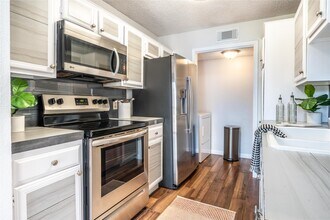 8411 Sands Point Dr in Houston, TX - Building Photo - Building Photo