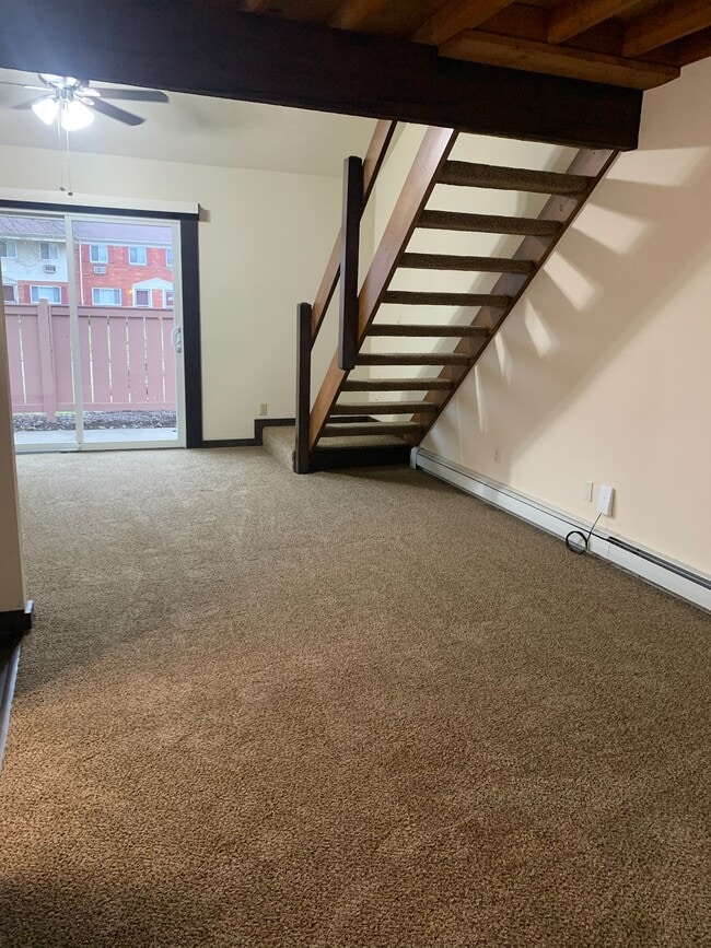 1430 Maplecrest Dr in Youngstown, OH - Foto de edificio - Building Photo