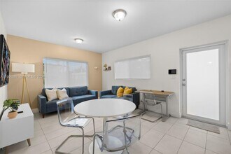 1286 NE 109th St in Miami, FL - Building Photo - Building Photo