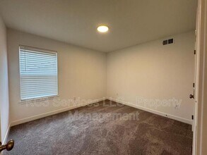 3722 SW Knoxville Ct in Lee's Summit, MO - Building Photo - Building Photo