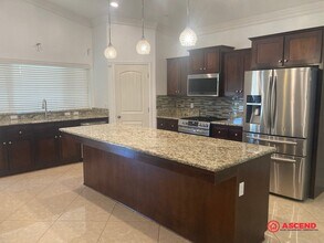 9501 Red Pine Dr in Shafter, CA - Building Photo - Building Photo