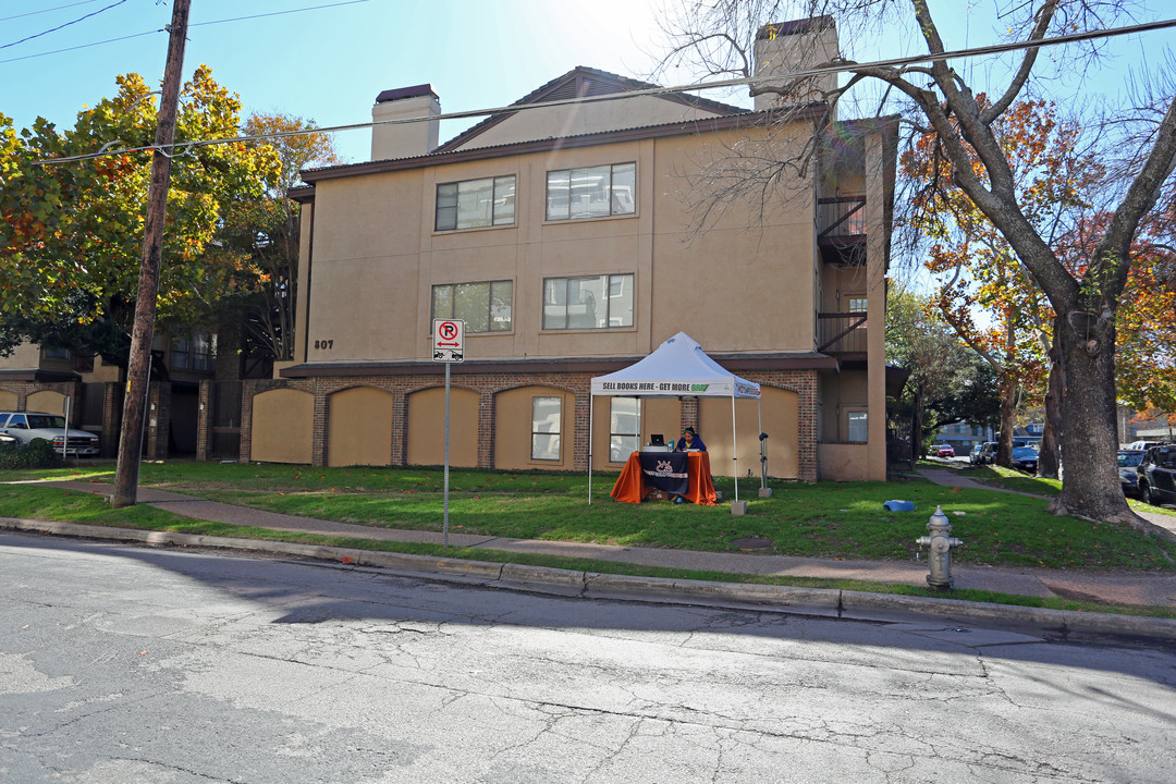 St. Thomas Condominiums in Austin, TX - Building Photo