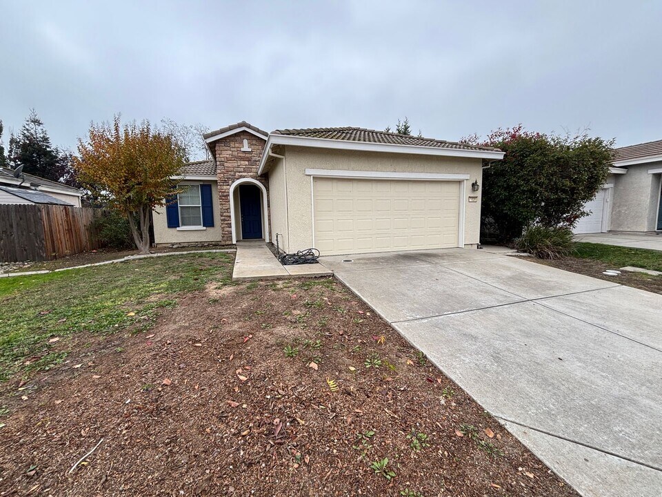 5038 Jurgenson Way in Elk Grove, CA - Building Photo