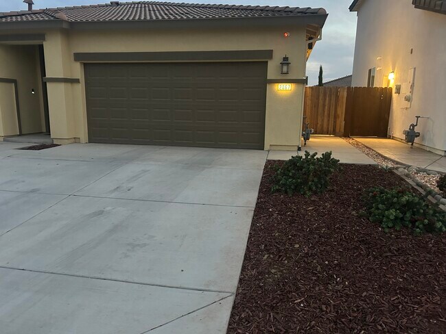 2067 Greenbriar Dr in Los Banos, CA - Building Photo - Building Photo
