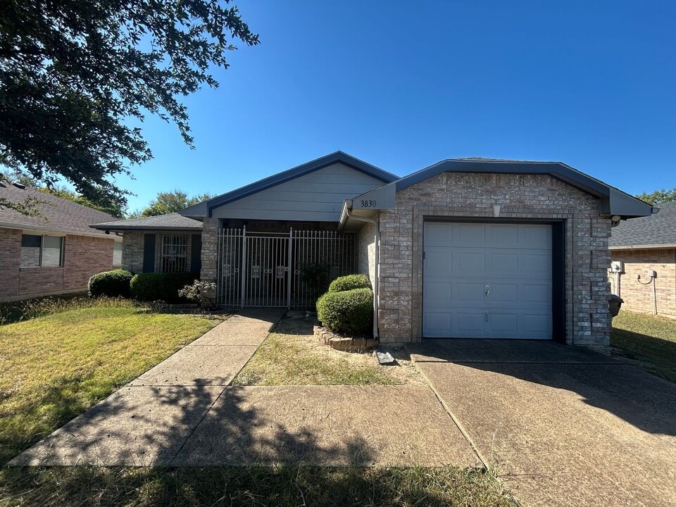 3830 Kiest Knoll Dr in Dallas, TX - Building Photo