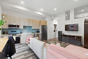 2316 N Clark St, Unit 410 in Chicago, IL - Building Photo