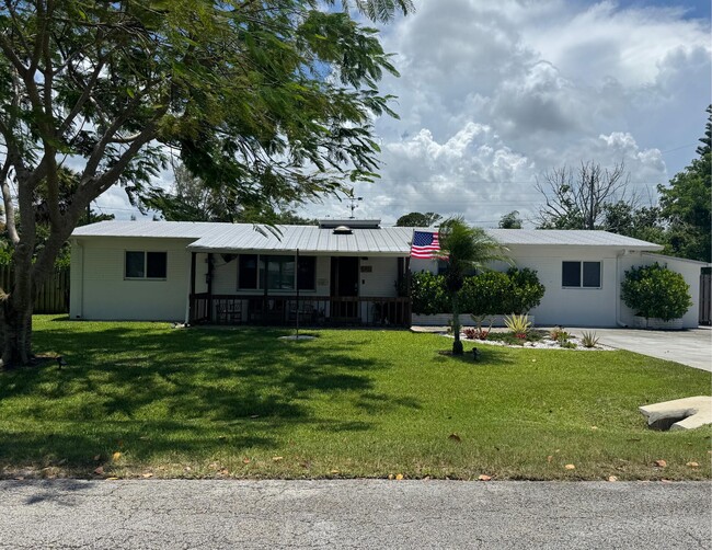 5702 SE Laguna Ave in Stuart, FL - Building Photo - Building Photo