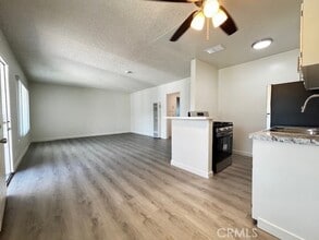 1835 W Crestwood Ln in Anaheim, CA - Foto de edificio - Building Photo