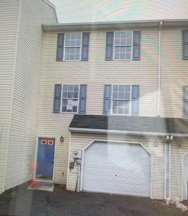 53 Mall Rd in Etters, PA - Building Photo