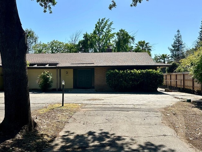 5939 Riverside Dr in Redding, CA - Foto de edificio - Building Photo