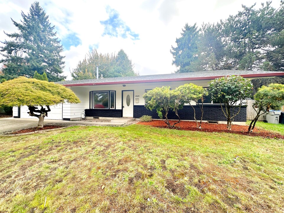 12820 SW Washington St in Beaverton, OR - Building Photo