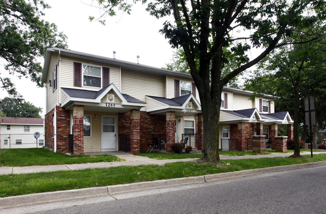 Joy Park Homes in Akron, OH - Foto de edificio - Building Photo