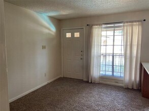1311 Antoine Dr, Unit 184 in Houston, TX - Foto de edificio - Building Photo