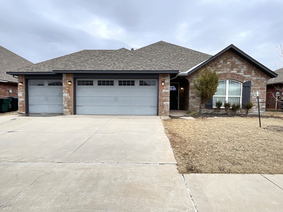 18400 Summer Grove Ave in Edmond, OK - Building Photo