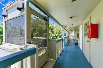 111 Dorchester E in West Palm Beach, FL - Foto de edificio - Building Photo