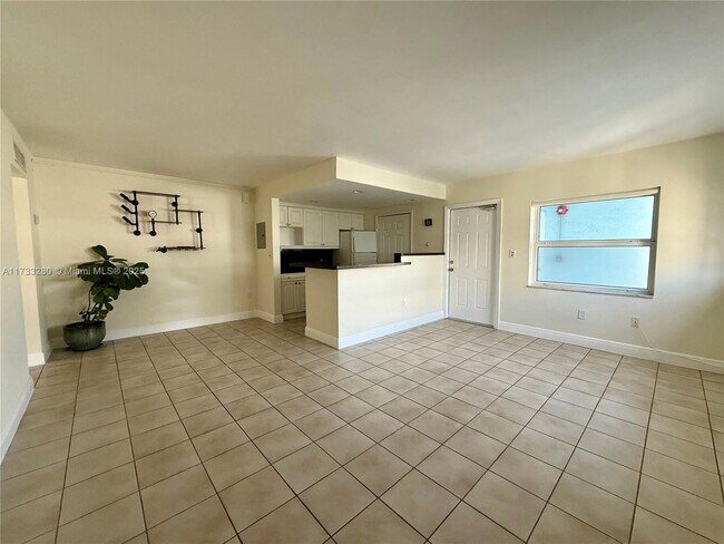 801 Meridian Ave in Miami Beach, FL - Building Photo - Building Photo