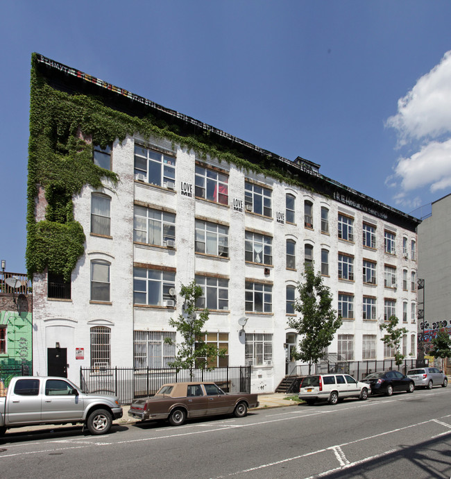 141 S 5th St in Brooklyn, NY - Foto de edificio - Building Photo