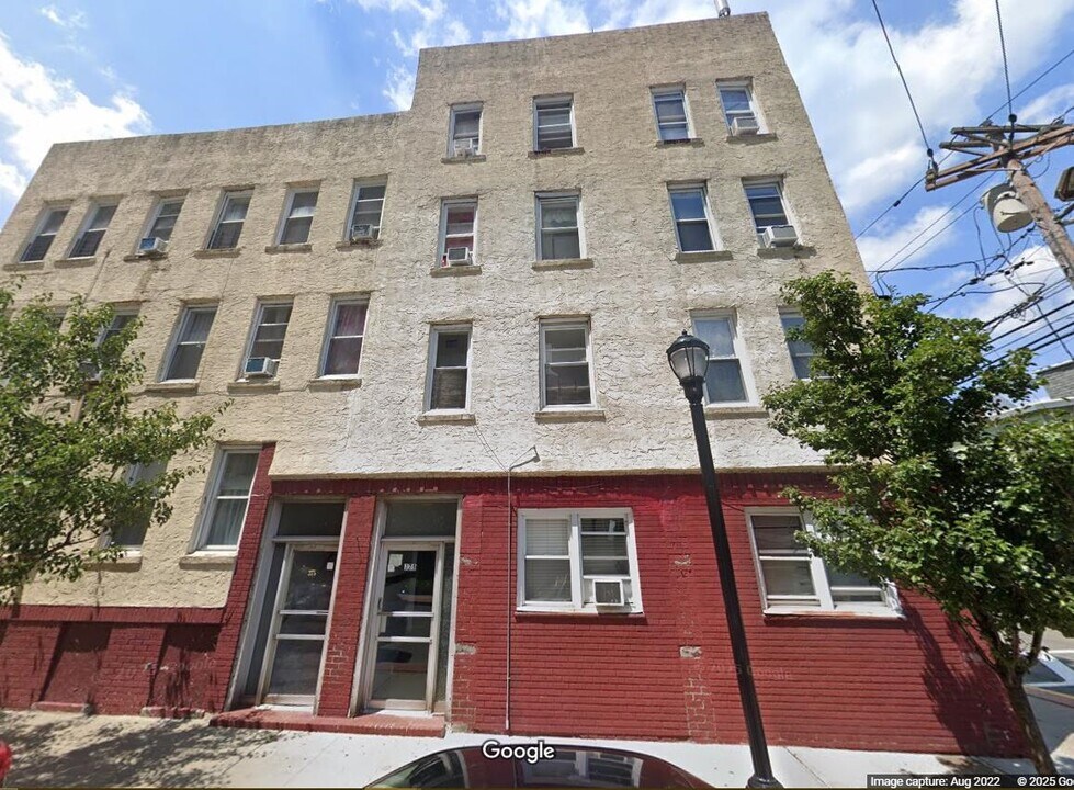 379 Mountain Rd in Union City, NJ - Building Photo