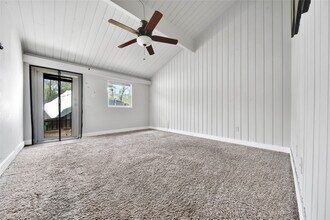 28 Lakeway St in Conroe, TX - Foto de edificio - Building Photo